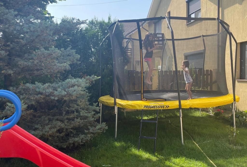 Cum să alegi o trambulină sigură pentru cei mici
